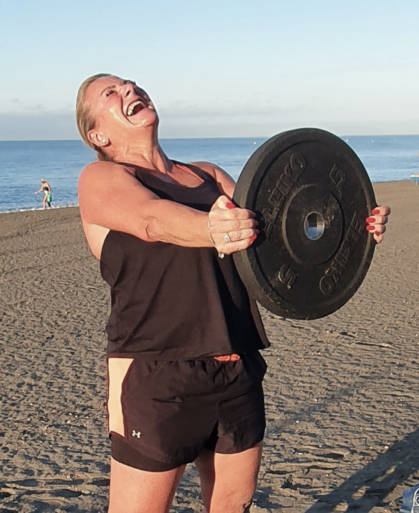 Mujer entrenando con pesas