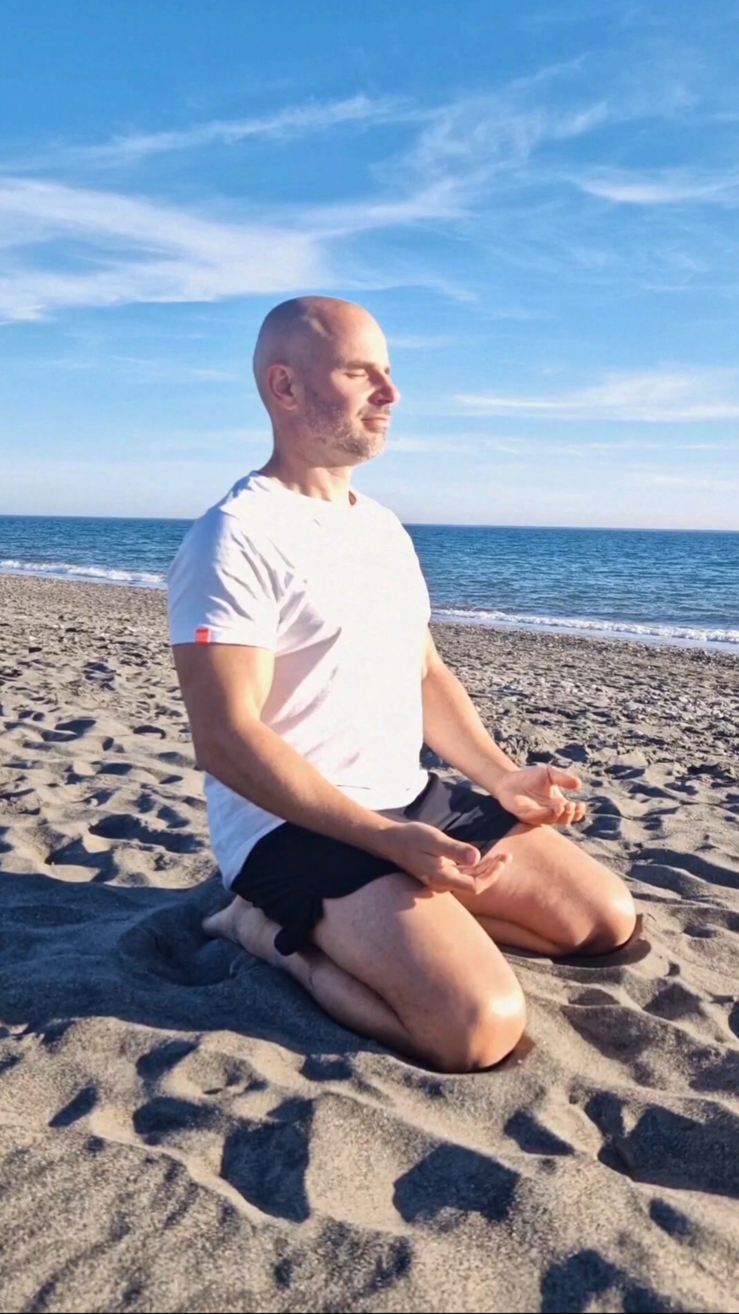 Mujer meditando mirando al mar